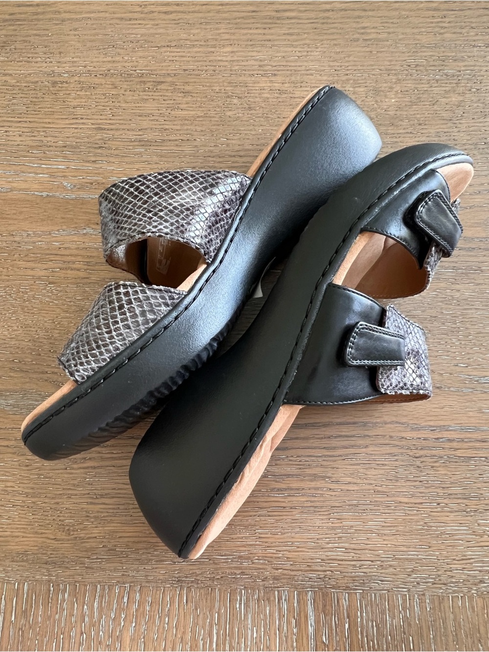 Clarks Charcoal Grey Snake-Print Double-Strap Slide Sandals Size 11 - Picture 6 of 8